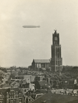 502059 Afbeelding van het luchtschip Graf Zeppelin boven Utrecht, met rechts van het midden de Domtoren.